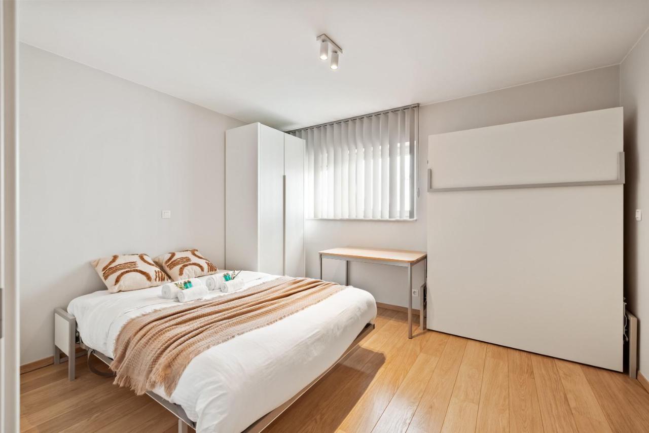 Modern Located At The Center Of Apartment